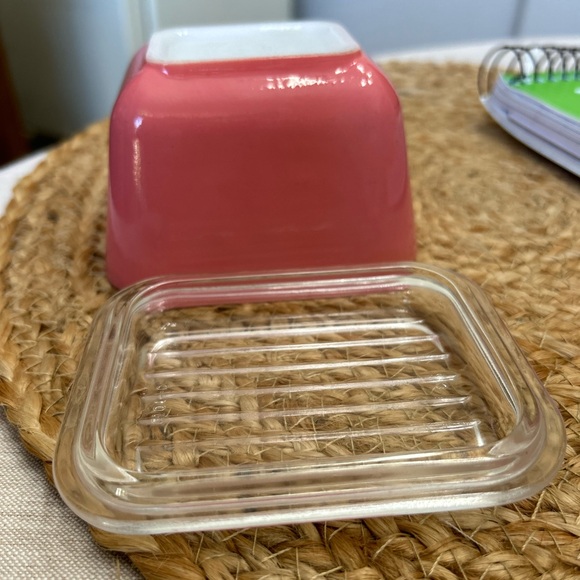 PYREX #501 Flamingo Pink Refrigerator dish with lid - Picture 3 of 16